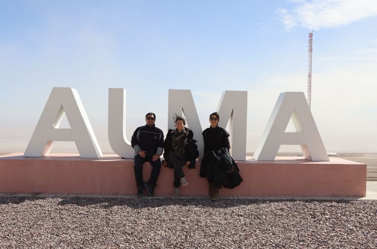 Artistas que realizaron residencias con la Bienal SACO visitaron por primera vez el observatorio ALMA