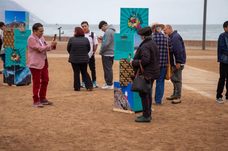 Arica: Cuentos ganadores de “Tu cuento en la ex isla Alacrán” son exhibidos en pedestales móviles