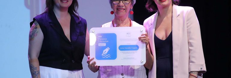 Creadora regional participa de ceremonia Premios Literarios 2024