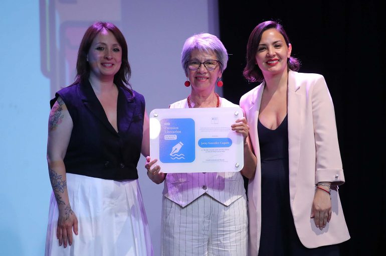 Creadora regional participa de ceremonia Premios Literarios 2024