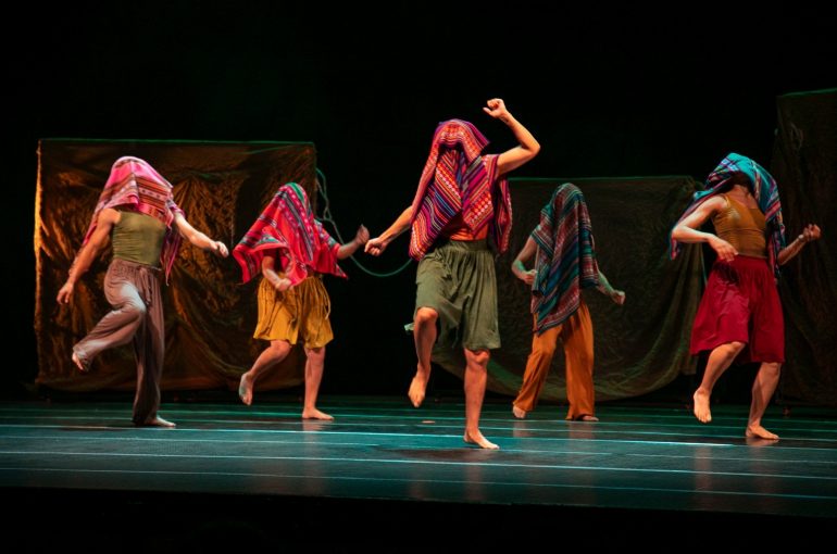 Sinónimos del interior: danza andino contemporánea sobre el viaje de la mujer andina